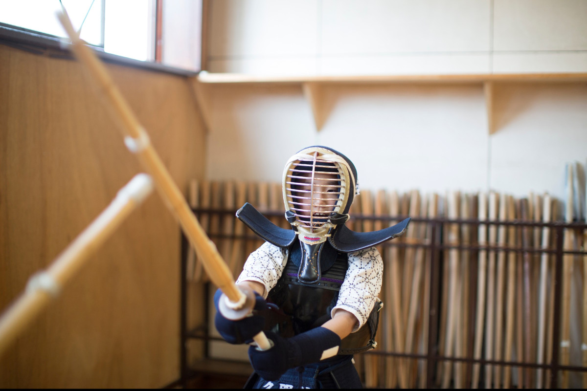 Poruszymy temat historycznego uzbrojenia i narzędzi treningowych, pokazując różnice pomiędzy bokutō, shinai i shinken.