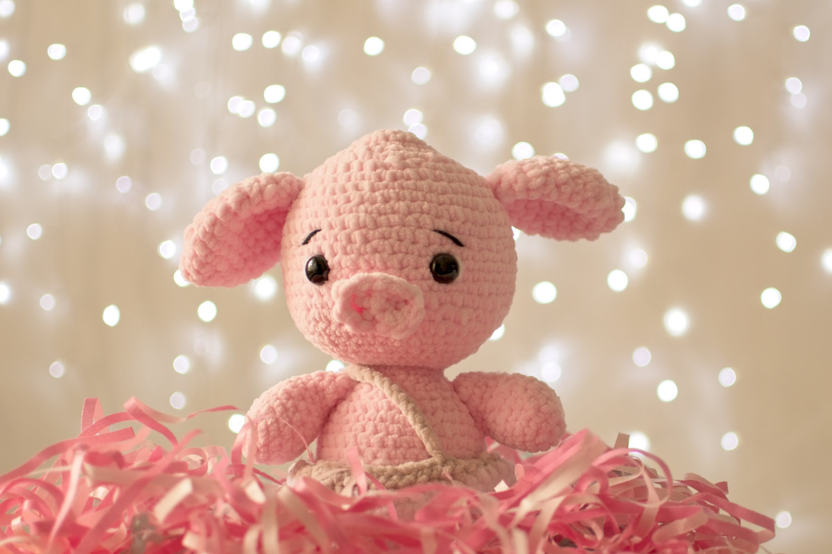 Szydełkowe amigurumi to sztuka tworzenia małych, uroczych maskotek i figurek za pomocą szydełka i włóczki. Możesz rozpocząć swoją przygodę z szydełkiem w Hiromi podczas ferii i własnoręcznie stworzyć uroczą maskotkę.