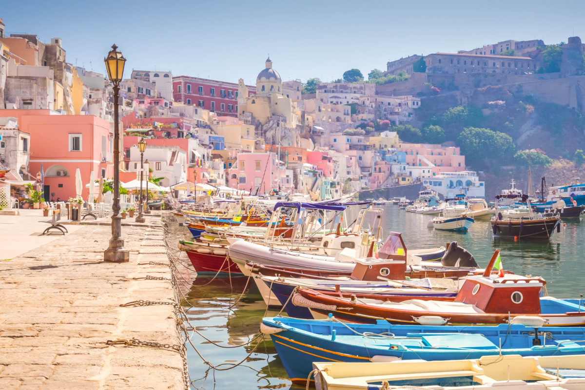 Masz ochotę odkryć mniej znane oblicze Italii? Paulina podzieli się sprawdzonymi wskazówkami, jak samodzielnie zaplanować podróż po Włoszech i gdzie warto pojechać poza utartym szlakiem. Opowie także o włoskim stylu życia – rytmie dnia, zwyczajach kulinarnych oraz o tym, jak naprawdę wygląda włoska kultura kawy.