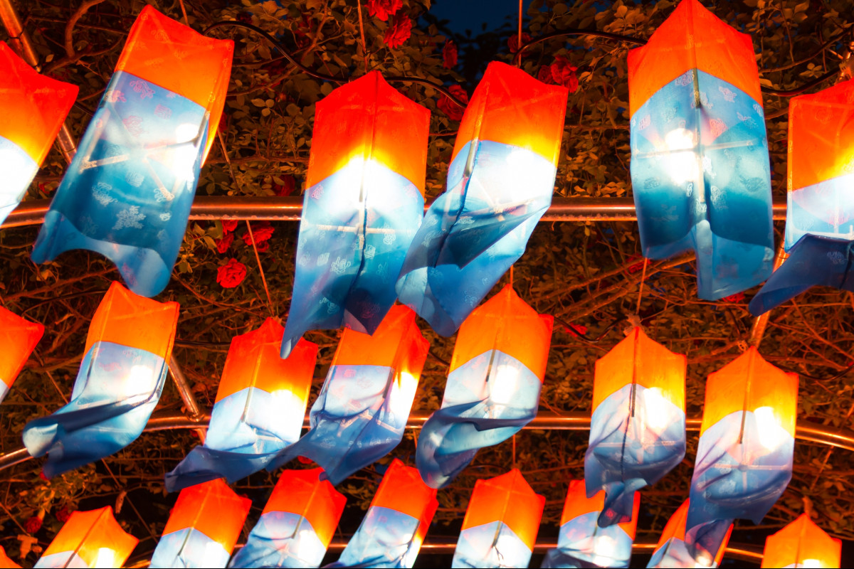 Poznamy koreańskie tradycyjne lampiony, ze szczególnym uwzględnieniem cheongsachorong (청사초롱) – charakterystycznego lampionu w kolorach czerwonym i niebieskim. Dowiemy się o ich historii i znaczeniu w koreańskiej kulturze, a następnie uczestnicy wykonają własne papierowe lampiony.