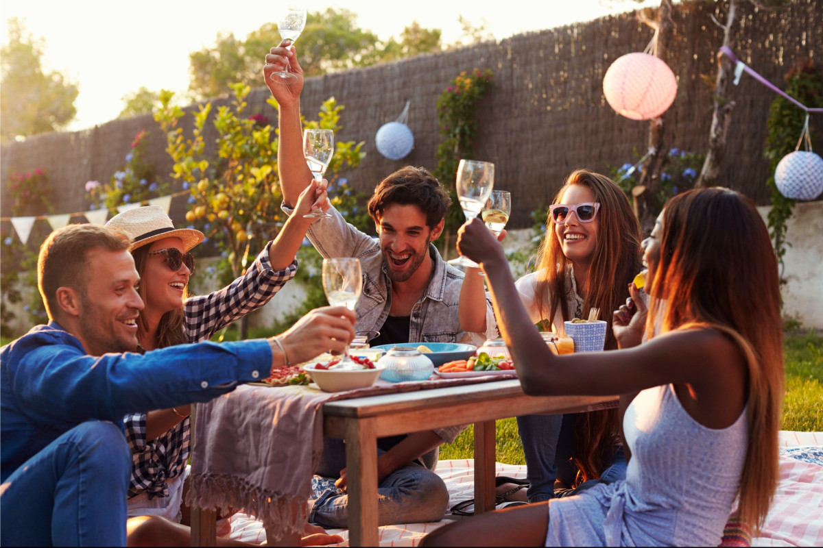 Hiszpanie, podobnie jak Włosi, słyną z ekspresyjnej gestykulacji - czasem jeden gest mówi więcej niż całe zdanie. Poznamy najczęściej używane gesty, ich znaczenie oraz różnice kulturowe, które mogą zaskoczyć Polaków.