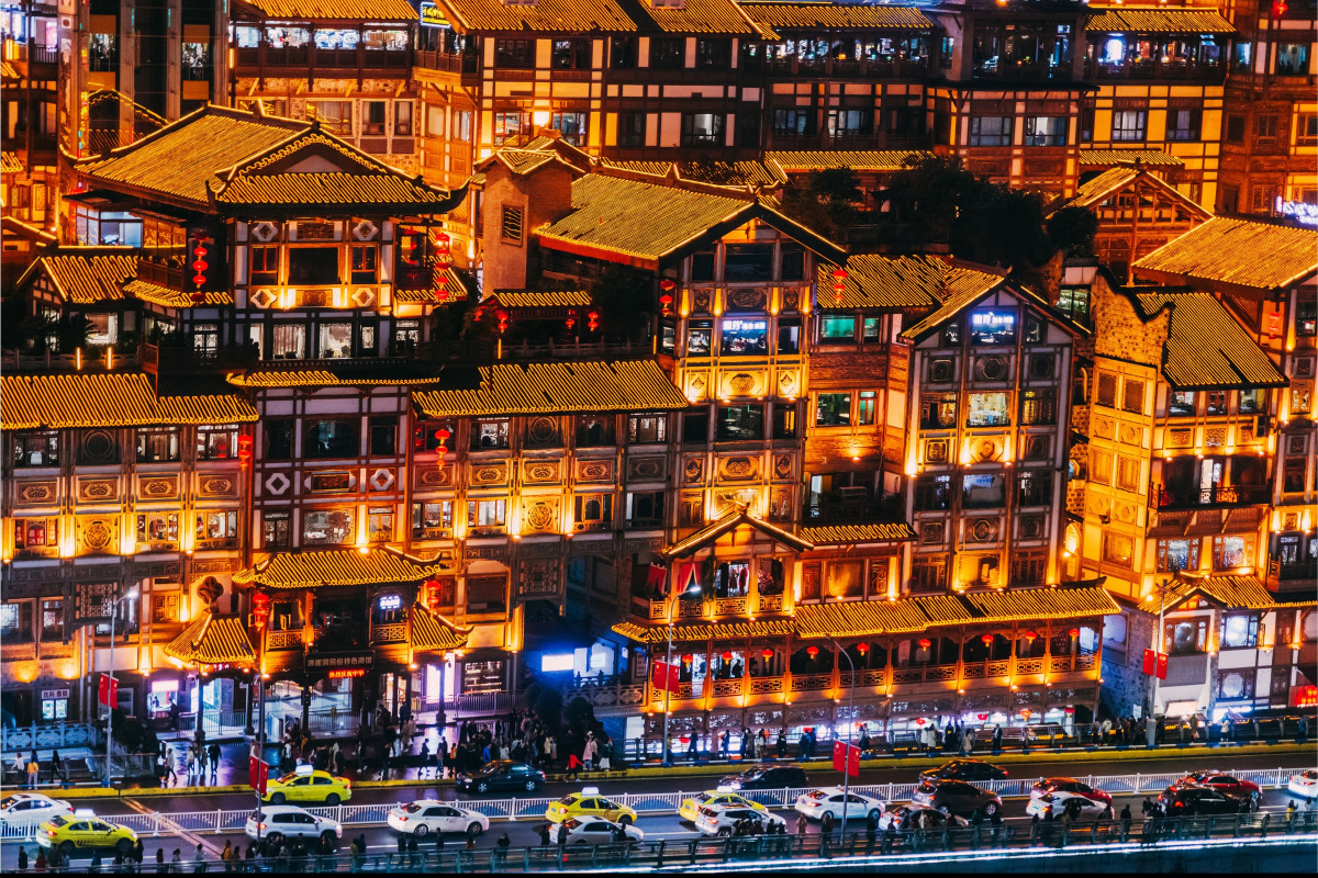 Chongqing - miasto 3D (a nawet 4D!), w którym pociąg wjeżdża w budynek, a hot pot jest najostrzejszy w Chinach. Dowiemy się ciekawostek o tym specjalnym miejscu.