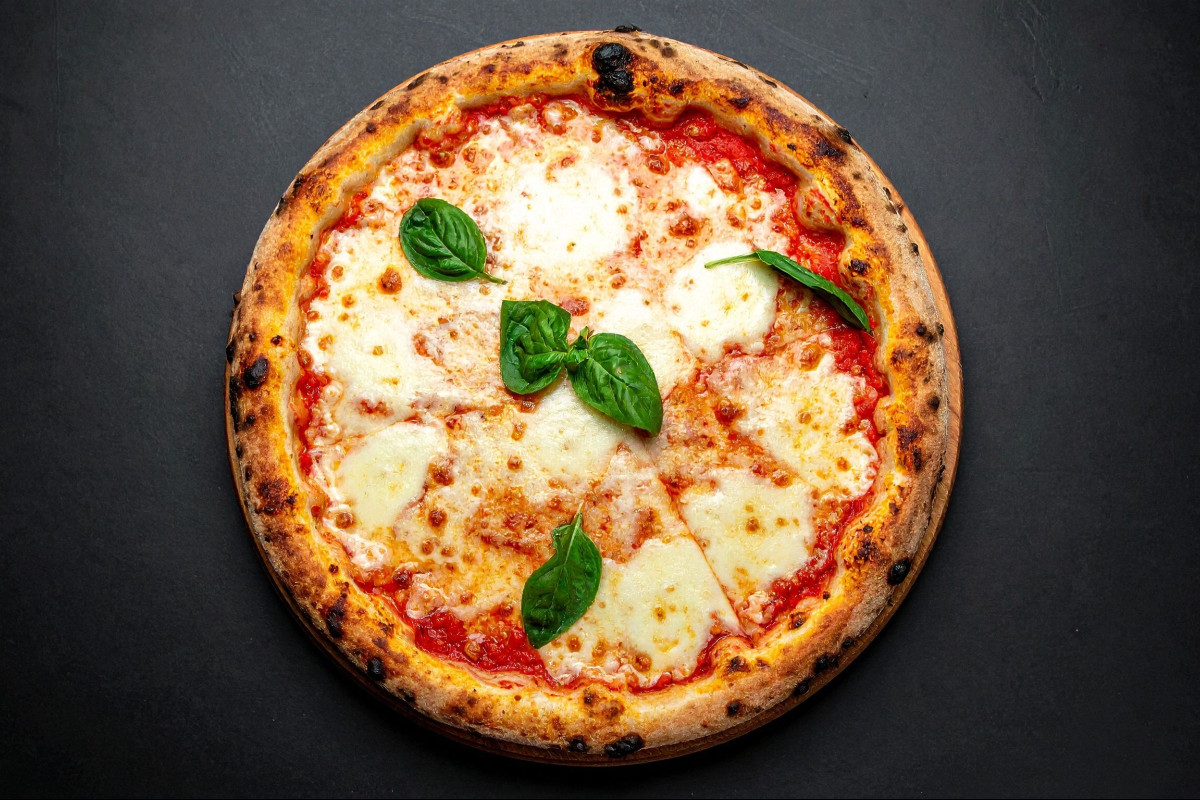 Na zakończenie wydarzenia wspólnie spędzimy czas degustując włoską pizzę, sprawdzimy również znajomość kultury podczas konkursu wiedzy.
