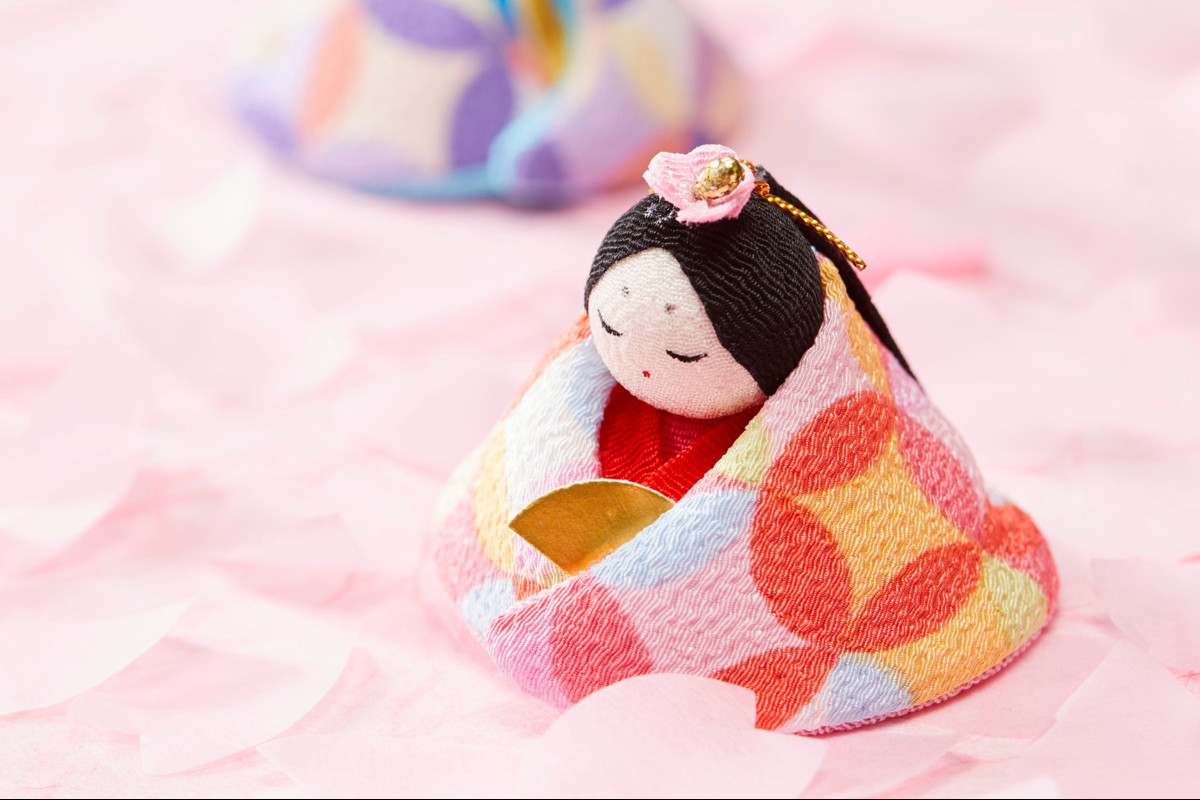 Tradycyjne japońskie laleczki kokeshi są wykonywane z drewna i ręcznie malowane. My zrobimy ich prostszą wersję - karton, papier i bibuła pozwolą nam wyczarować małe piękności!