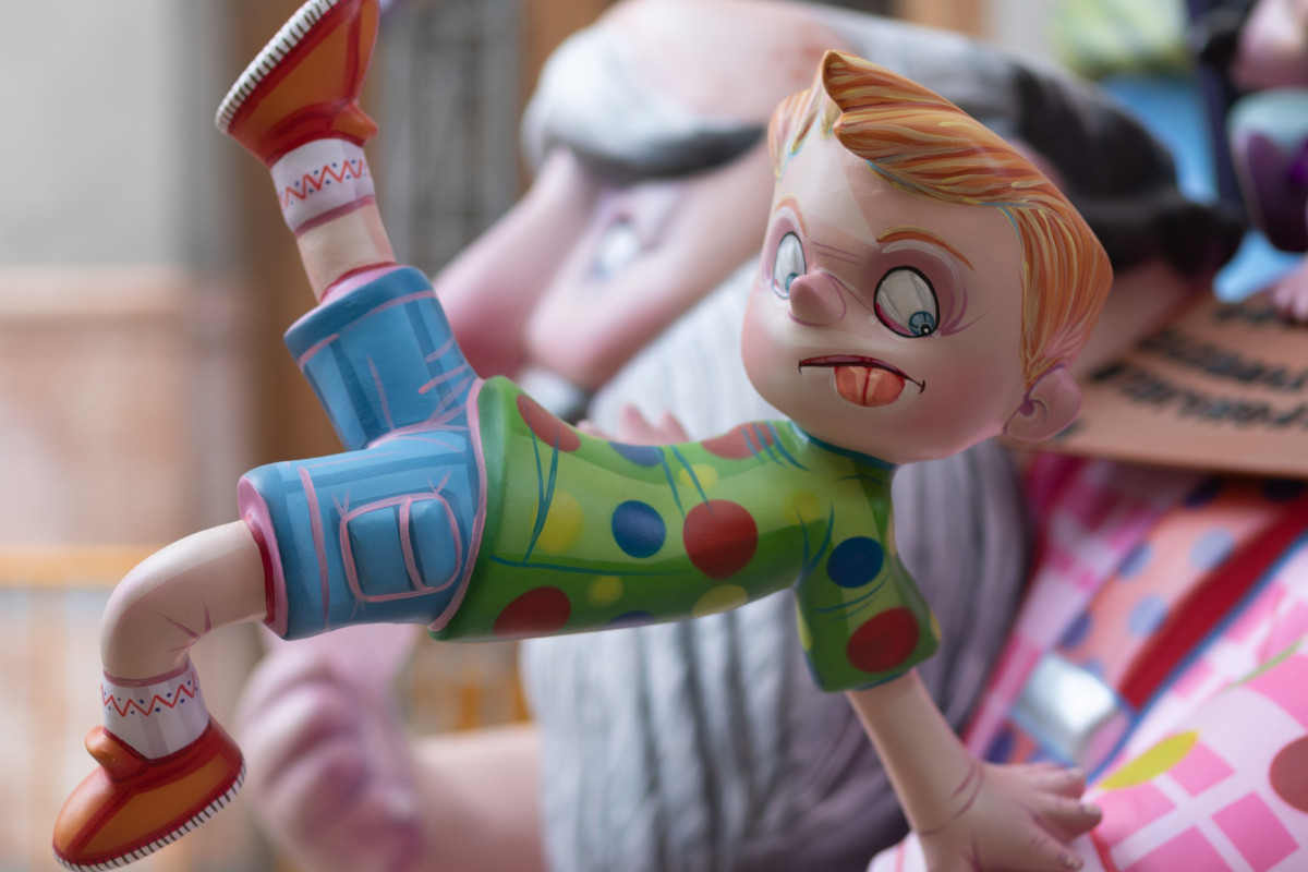 Czy wiesz, że w jednym z hiszpańskich miasteczek Sylwester świętuje się w sierpniu? Poznamy najbardziej zaskakujące i widowiskowe fiesty Hiszpanii - od bitwy na pomidory po niezwykłe lokalne tradycje. Dowiesz się skąd się wzięły i jakie ciekawostki kryją się za tymi niezwykłymi świętami.