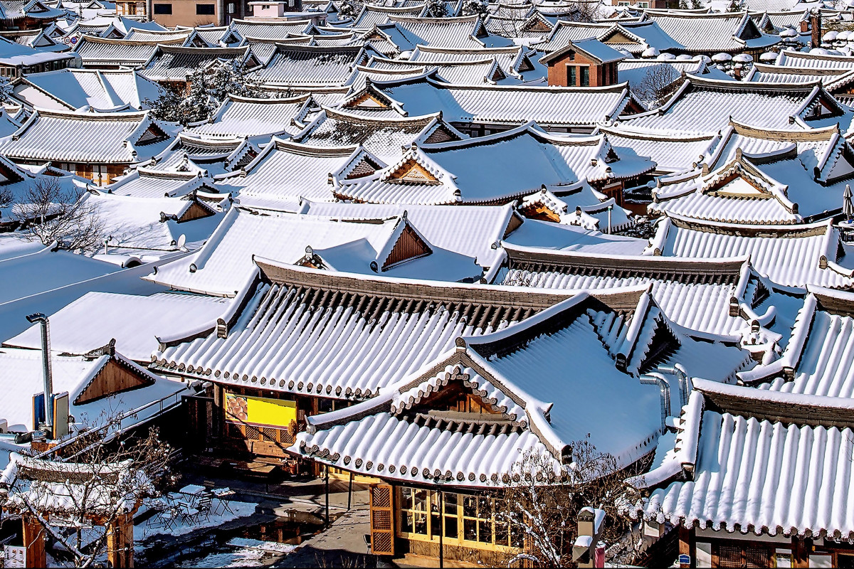Czy w Korei pada śnieg? Czy Koreańczycy lepią bałwany? Jak w Korei spędza się Boże Narodzenie? Kiedy wypada Księżycowy Nowy Rok i jak się go obchodzi? Odpowiemy sobie na te i wiele&nbsp;innych&nbsp;pytań.