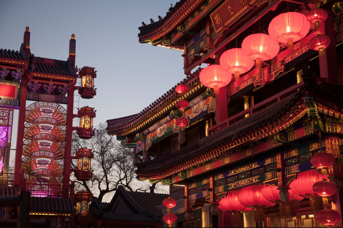 Dowiedz się co będzie Ci potrzebne oraz na co uważać podczas wyjazdu do Pekinu. Naucz się także podstawowych zwrotów przydatnych w czasie podróży. Poznaj miejsca, które warto zobaczyć i potrawy godne polecenia.