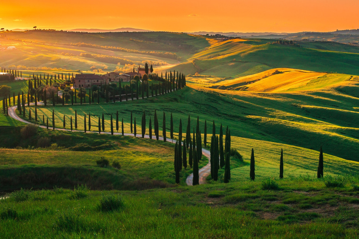 Poznaj Włochy od środka! Podczas wykładu odkryjemy niezwykłą różnorodność włoskich regionów – ich kulturę, tradycje oraz kulinarne kontrasty. Dlaczego warto rozróżniać poszczególne regiony? Ponadto porozmawiamy także o stereotypach oraz o tym, co łączy, a co różni Włochów i Polaków.